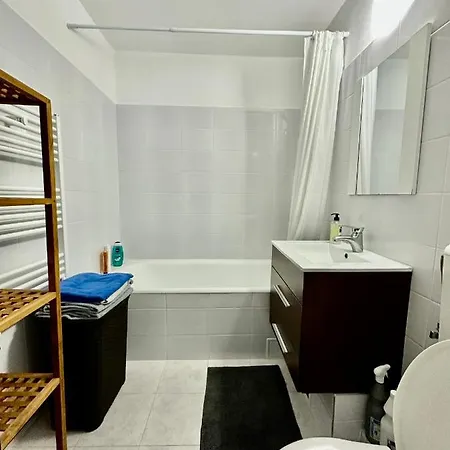 Sunny Two Bedroom Apartment *